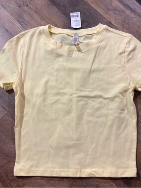 Q Light Yellow Short Sleeve Crew Neck Tee